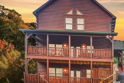 Image de Maison spacieuse en bois rond de luxe pratique au centre-ville, sans frais cachés