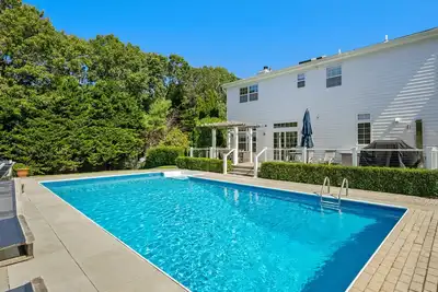 Image de Nouvelle inscription: Airy Wainscott Estate, Isolé et spacieux, Vélo à la plage, boutiques et restaurants