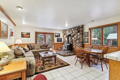 Image de Nouveau! Luxe Incline Village Home avec bain Ă remous + salle de jeux!
