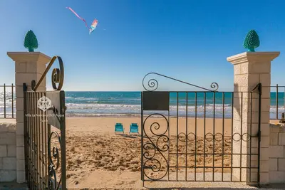 Image de Villa pour groupes en bord de la mer: piscine privée, wi-fi gratuit, bbq, jardin