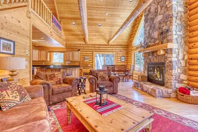 Image de Maison calme w \/ vues boisées, terrasse enveloppante, promenade à Swift River!
