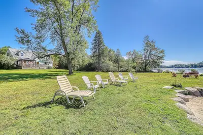 Image de Nouvelle Liste! Maison au bord du lac avec 275 pieds de front de mer, porche fermé, foyer