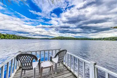 Nouvelle Liste! Chalet au bord du lac avec gazebo, quai, 2 acres d'espace