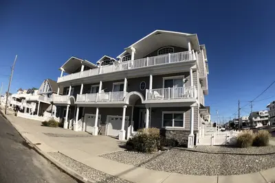 Image de Juste à côté de Beach Block Spacieux Town Home avec et facile à pied de la plage! !