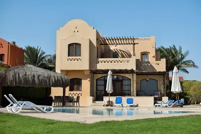Image de Villa de luxe avec piscine privée chauffée et vue dégagée