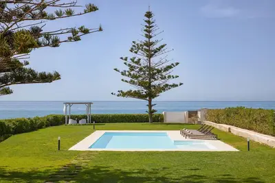 Fantastique villa en bord de mer avec piscine et vue panoramique