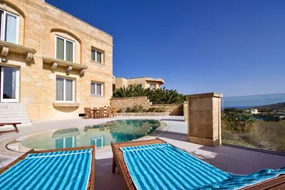 Image de Vues incroyables, intimité totale, luxe et confort, y compris la piscine et la terrasse