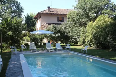 Image de ferme finement restaurée avec une superbe piscine entourée de verdure