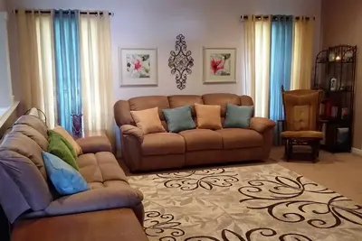 Image de Maison moderne, 3 chambres, 1 salle de bain avec lavabo double, Tv 65 \"et 3 canapés dans le salon