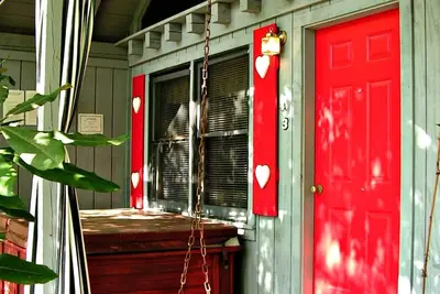 Image de Bear Paw Cottage (# 3 King) Adorable; Jacuzzi; Animaux acceptés; 2Adultes \/ 2Enfants