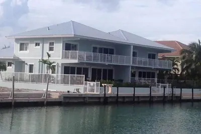 Image de Façade du canal avec piscine et 50 pieds de quai de chaque côté \/ Cabana Club inclus!