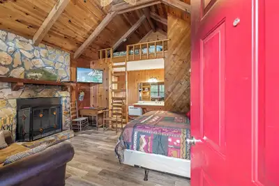 Image de Bear Paw Cottage (# 1 King) Adorable; Jacuzzi; Animaux acceptés 2 adultes \/ 2 enfants