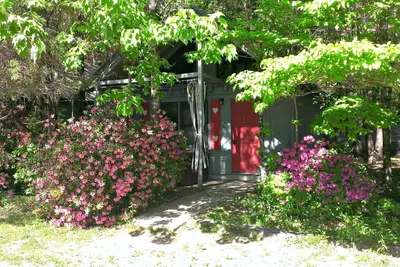 Image de Bear Paw Cottage (# 5 Queen) Adorable; bain à remous; Animaux acceptés; 2 adultes \/ 2 enfants max
