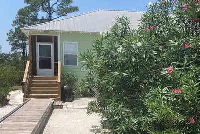 Image de Profitez de la piscine, du bain à remous et de toutes les commodités de la maison