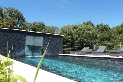 Image de Maison en pierre avec piscine en pleine nature
