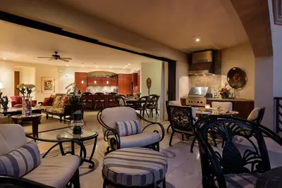 Image de I. P. M PRÉSENTE: Penthouse K108 - 2. 5 chambres, emplacement idéal + prix incroyables!