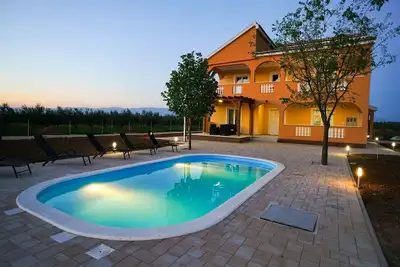 Image de Charmante maison de vacances Ă Prkos avec piscine