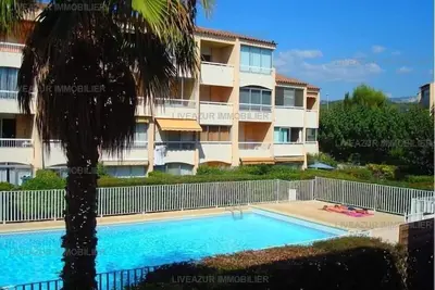 Studio avec terrasse dans résidence avec piscine pour 4