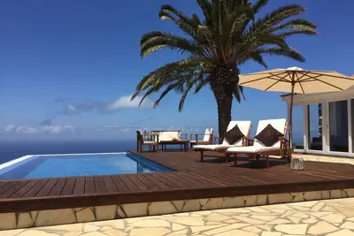 Image de Villa romantique avec piscine à débordement et vue panoramique sur la mer