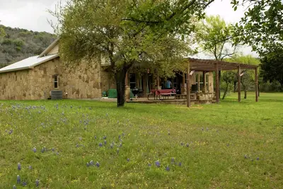 Image de 3 chambres / 2 salles de bain / 5 acres-6 personnes. Stone Ranch Ranch niché sur un 5 acres