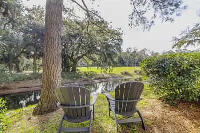 Image de Cette villa de 2 chambres, 2. 5 salles de bains et maison de bains, située dans le chantier naval Evian, offre à la fois une vue sur le golf et la nature.