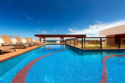 Image de Condo de luxe avec piscine partagée et cuisine moderne - près de la plage