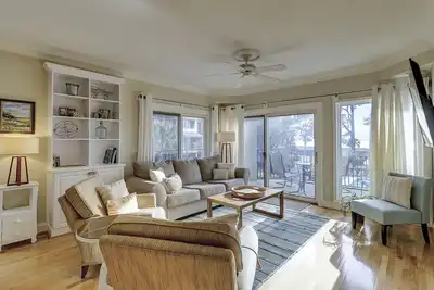 Image de Élégante villa de 2 chambres / 2 salles de bain au bord de la plage avec tennis, vue sur Calibogue Sound, piscine communautaire et acc