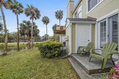 Image de Cette villa de 3 chambres et 3 salles de bain magnifiquement mise à jour ne vous laissera pas tomber.