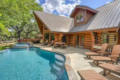 Image de Canadian Home Home Cove Cove avec commodités de la station et piscine privée / bain à remous