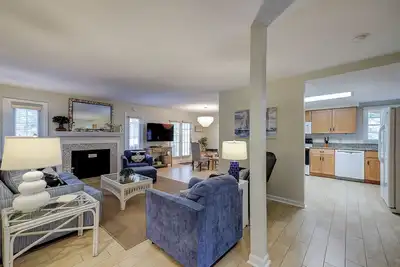 Image de Ce 2 chambres, 2 salles de bain au premier étage plat Evian est votre retraite de vacances idéale.