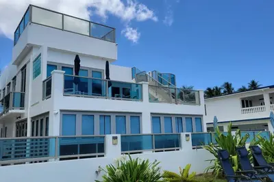 Image de Une maison à couper le souffle en bord de mer avec 5 chambres et un toit