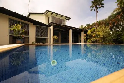 Image de Votre propre belle maison au paradis avec piscine et accès à la rivière