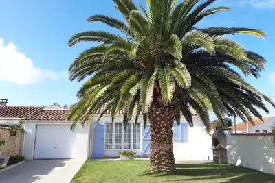 Image de Maison 4 étoiles tout confort avec grande piscine partagée.