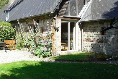 Image de maison independante dans un grand jardin, village sur la falaise