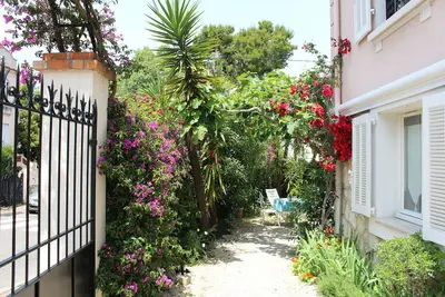 Appartement en Rdc avec jardin dans une villa des années trente