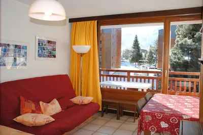 Image de studio très ensoleillé, plein sud, pied des pistes, centre station avec garage
