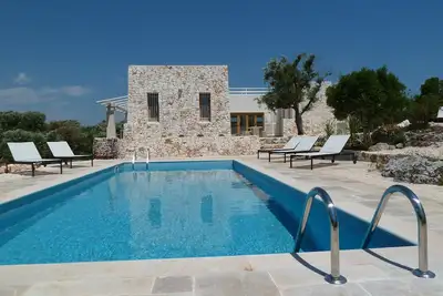 Image de Architecturalement Conçu Sea View Villa à Carovigno, Nr Ostuni avec piscine chauffée