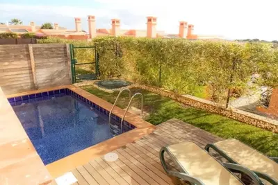 Image de Luxe appartement de deux chambres avec piscine et vue sur la mer privée sur 5 * Spa resort.
