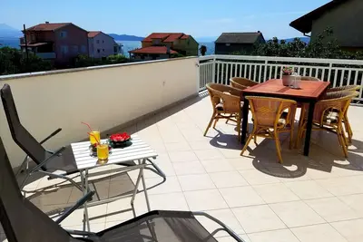 Image de Vue sur la mer Apt avec 35m2 terrasse avec vue sur la mer, barbecue, 3 minutes à pied de la plage