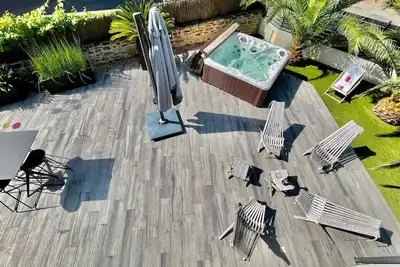 Image de Maison pour 4 Jacuzzi\/Jardin privés 400m à pied plages commerces 2 salles bain