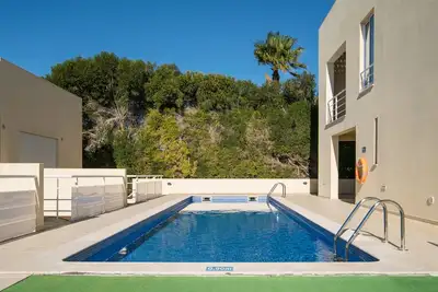 À seulement deux pas de votre porte d'entrée vers la piscine