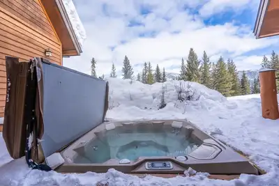 Image de Nouvelle Liste! Spacieuse maison avec un bain à remous privé, une table de billard et un endroit paisible