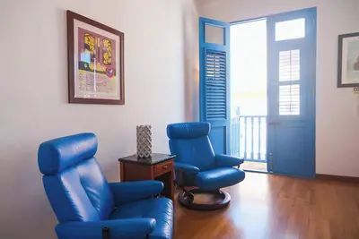 Image de Une chambre confortable à l'énergie solaire sur la rue Sol: à un pâté de maisons de l'océan