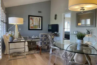 Image de Hou La La! Magnifique Condo 2 Chambres / 2 Bains Avec Vue Sur La Montagne Et À Pied À La Ville!