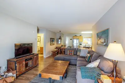 Image de Confortable condo Big Sky en face de l'ascenseur!