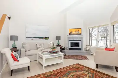 Image de Oceanfront Condo surplombant Rockland Harbor et la jetée. Permis n ° Str19-71