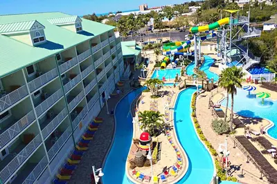 Image de Nouveau Exquis 2 Br / 2 Ba Waterfront Beach Condo + Accès gratuit au parc aquatique!