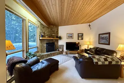 Image de Nouvelle Liste! Condo lumineux w / bain à remous privé, plus piscine partagée et plus!