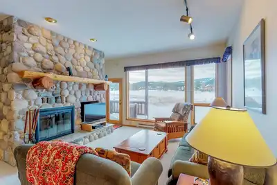 Image de Nouvelle Liste! Condo Dog-friendly avec bain à remous partagé et piscine!