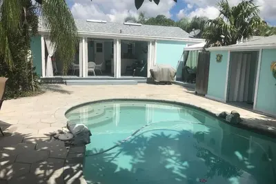 Image de My Happy Place-Pool Cottage 1. 5 pâtés de maisons de la plage!